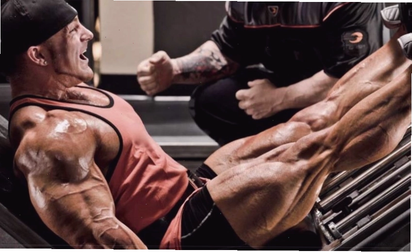 James Flew Lewis thực hiện bài leg press với vẻ mặt nhăn nhó vì gắng sức