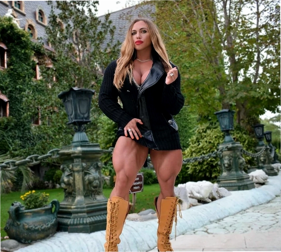 Julia Vins với gương mặt búp bê và cơ bắp ấn tượng