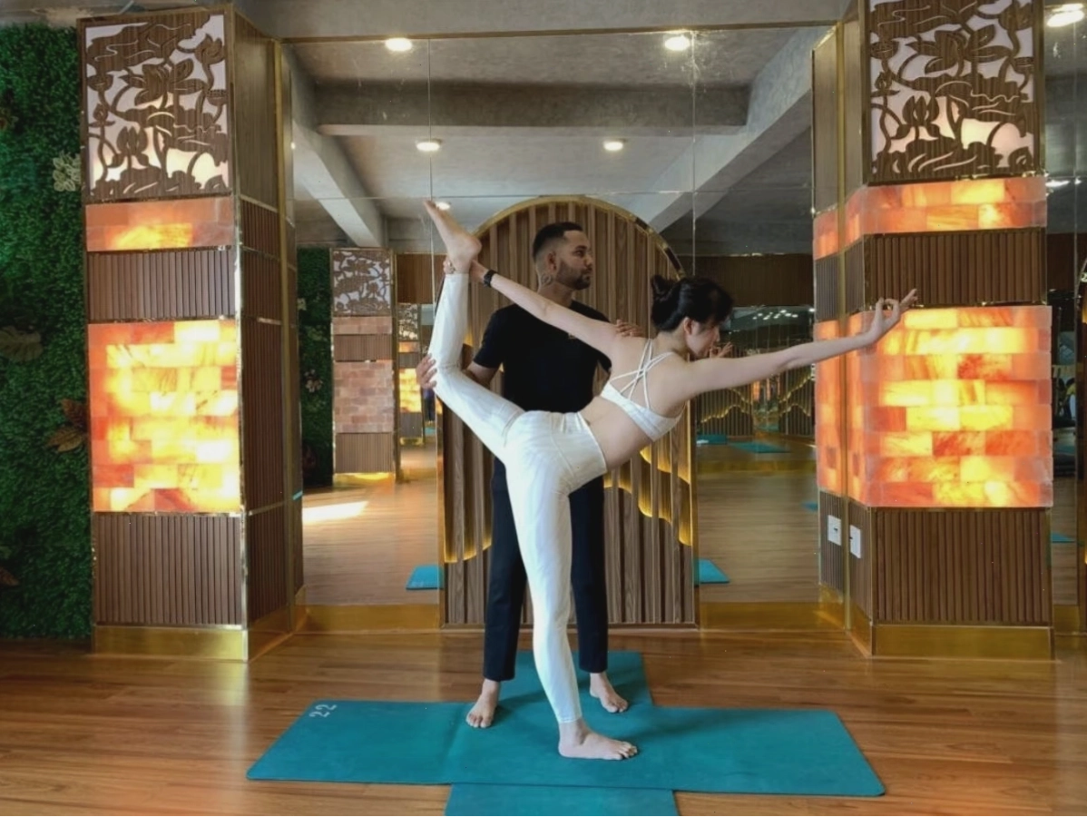 Khi kết hợp với các động tác yoga, đá muối hỗ trợ phục hồi làn da từ bên trong