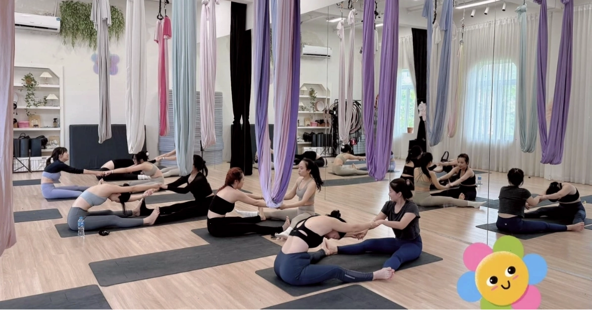 Khởi động trước khi tập Yoga bay tại Aria Studio