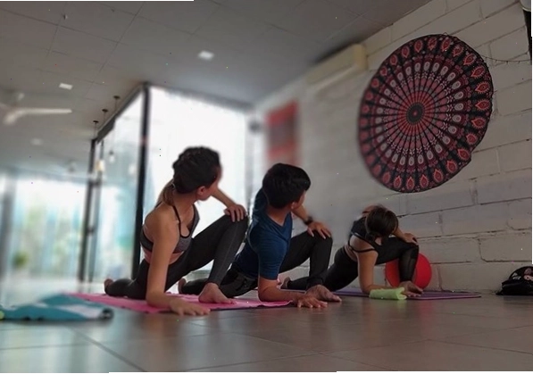 Không gian lớp học tại Yoga Thảo Candy quận 7 với sàn gỗ và ánh sáng tự nhiên