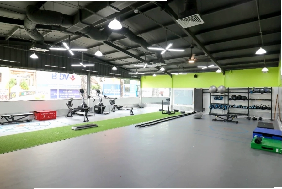 Không gian phòng tập The New Gym Nguyễn Chí Thanh hiện đại và rộng rãi