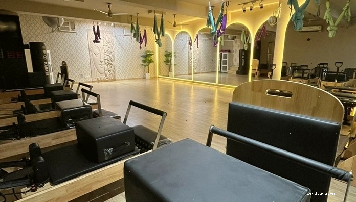 Không gian phòng tập yoga với ánh sáng dịu nhẹ