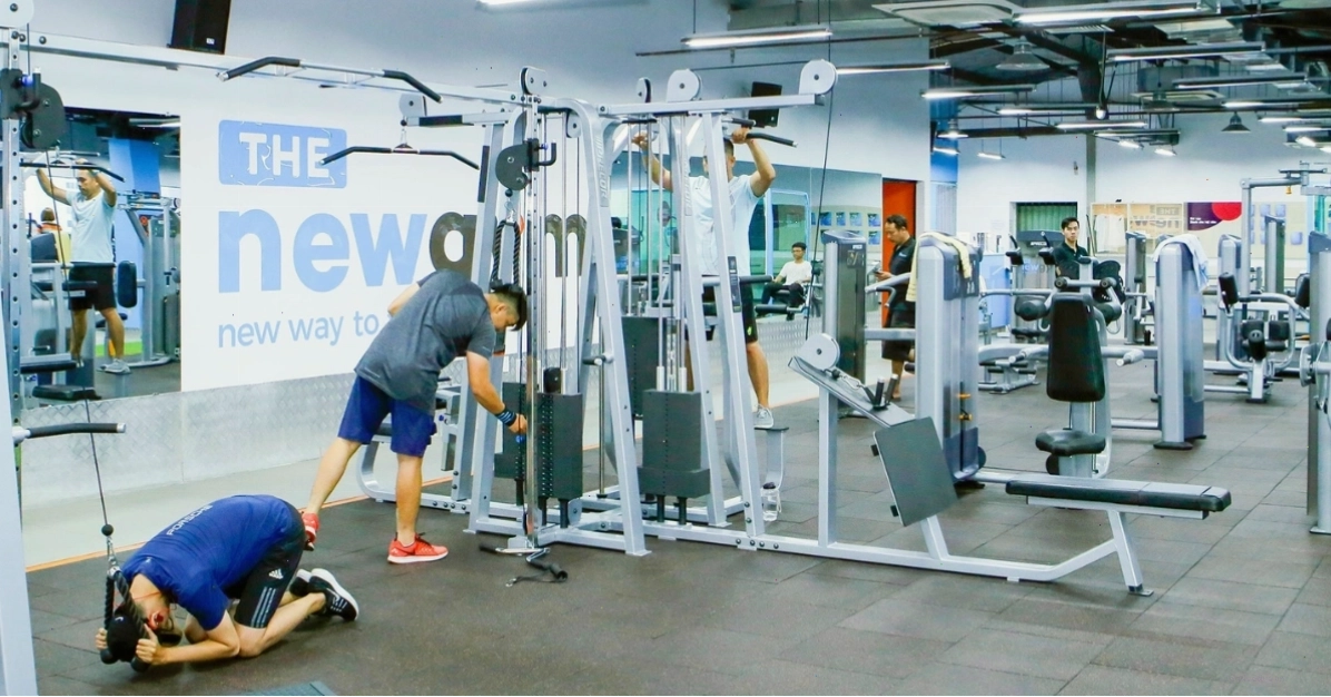 Không gian rộng rãi với nhiều thiết bị tập luyện tại The New Gym
