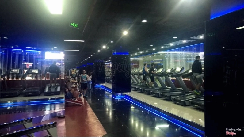 Khu máy đi bộ tại California Fitness & Yoga Cộng Hòa