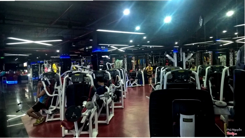 Khu vực máy tập tạ tại California Fitness & Yoga Cộng Hòa