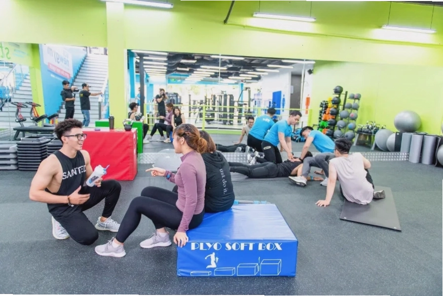 Khu vực tập tạ tại Advance Fitness & Gym Quận 7
