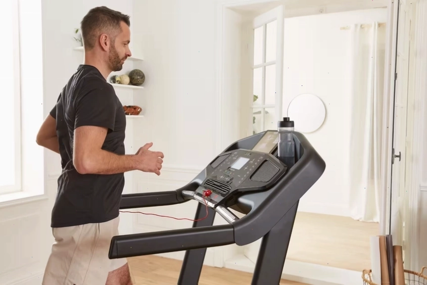 Khung máy vững chắc, ít rung lắc là tiêu chí quan trọng khi mua máy chạy bộ