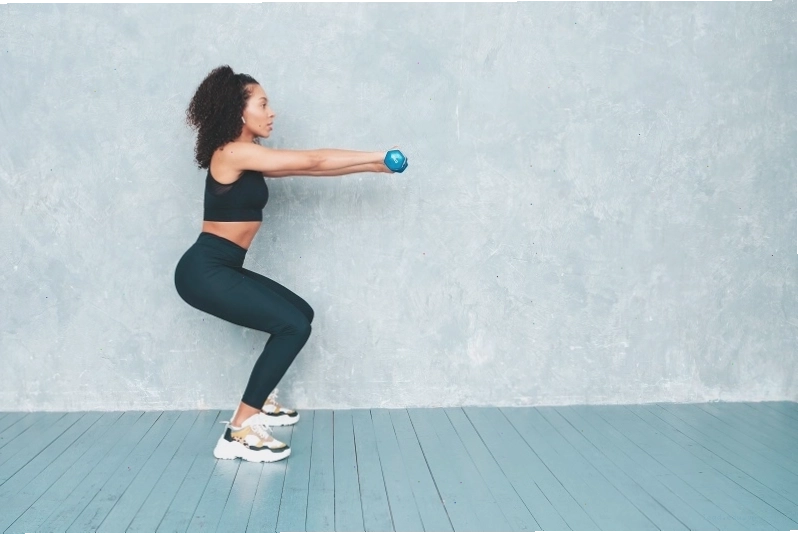 Kỹ thuật siết cơ mông khi tập squat với tạ đơn