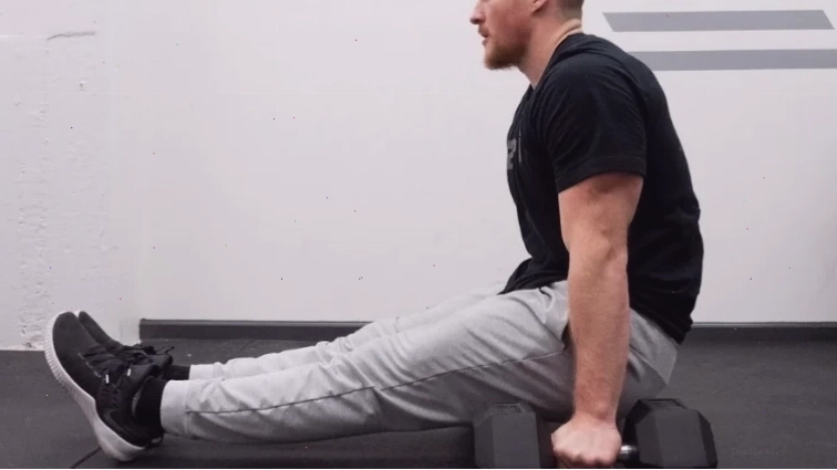 L-Sit Bước 2: Nhấc một chân khỏi mặt đất