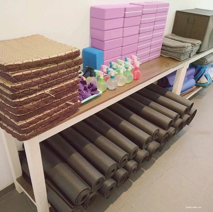 Lớp học pilates trực tuyến qua màn hình máy tính