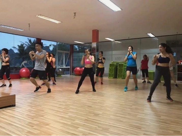 Lớp Yoga với thầy giáo người Ấn Độ tại AKC Fitness