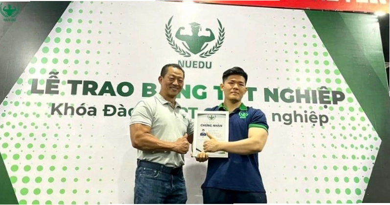 Lý Đức trao bằng cho học viên tại NUEDU