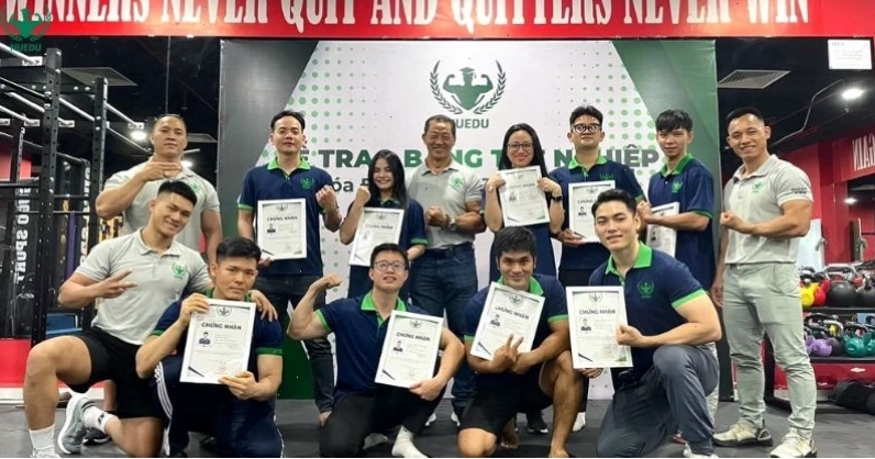 Lý Đức và học viên thực hành