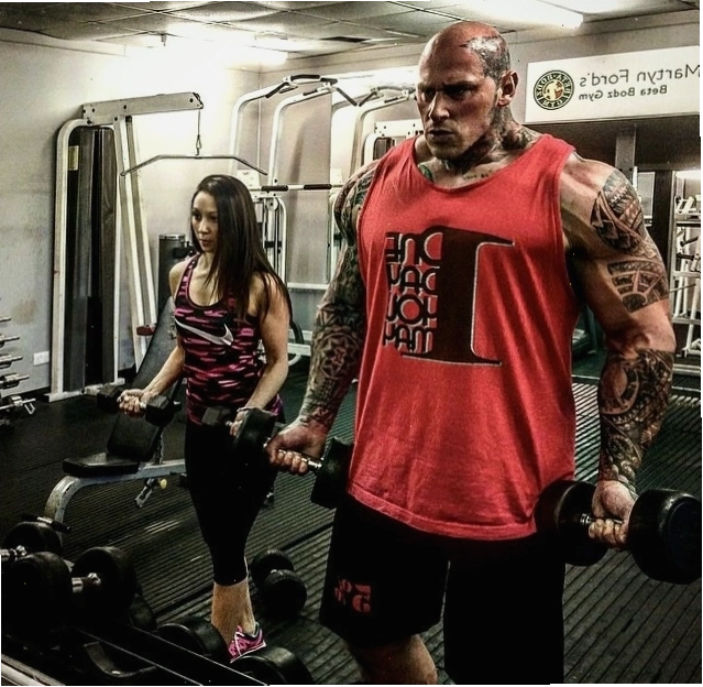 Martyn Ford sở hữu cơ bắp khổng lồ và vòng eo ấn tượng