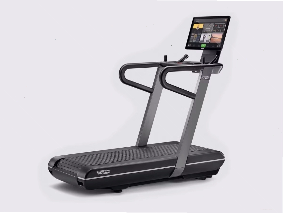 Máy chạy bộ Technogym với thiết kế tối giản và màn hình lớn
