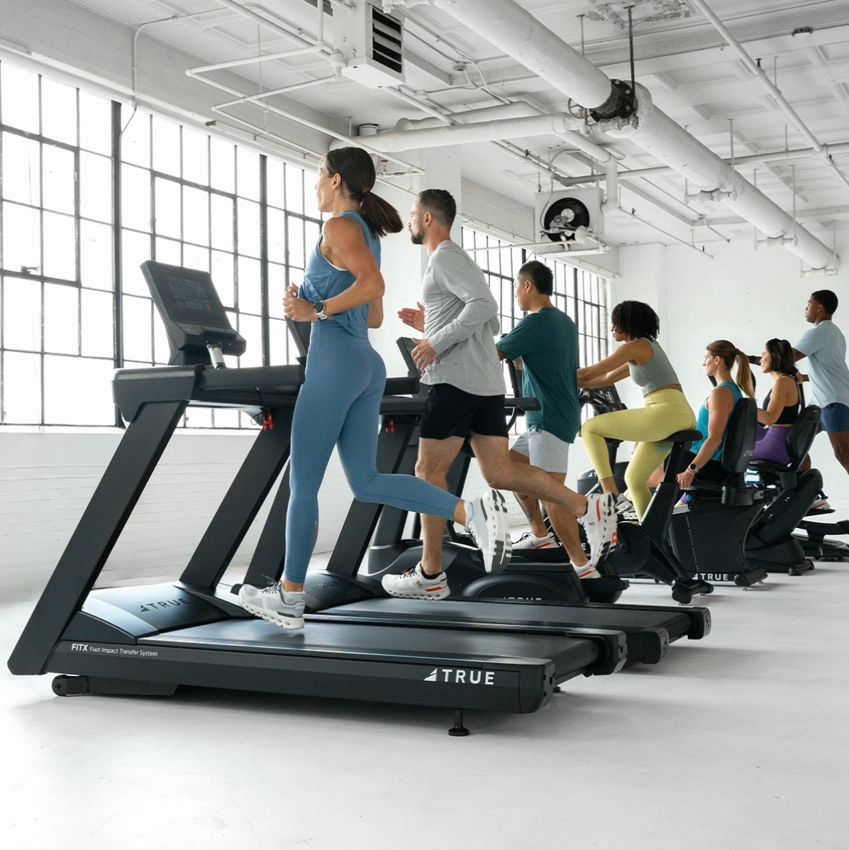 Máy elliptical màu đen với màn hình hiển thị kỹ thuật số và tay cầm chuyển động