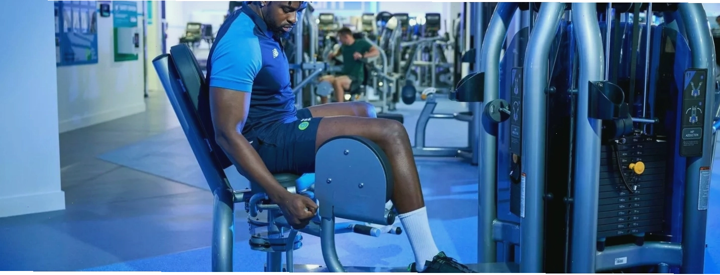 Máy tập Hip Abductor tại phòng gym