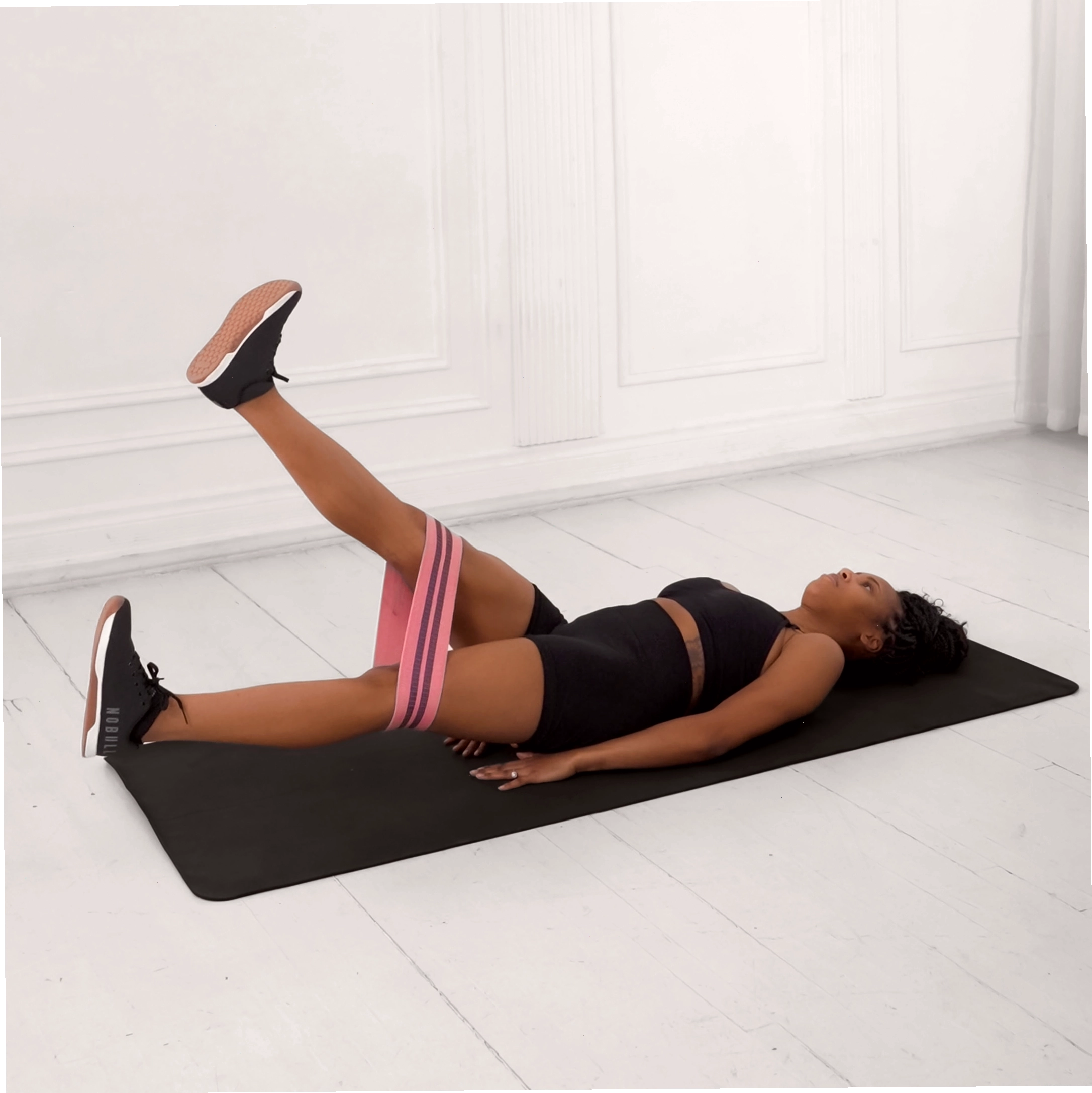 Minh họa lỗi cong lưng khi tập Scissor Kick