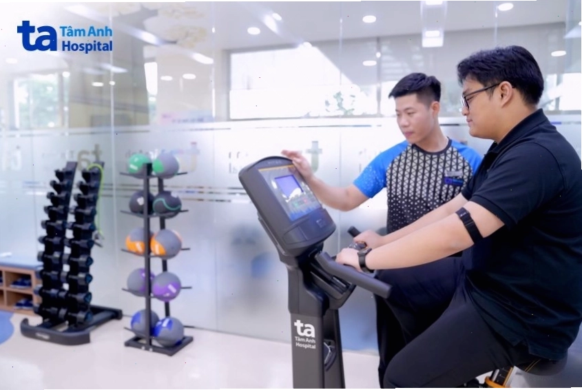 Minh họa người tập luyện với dây kháng lực