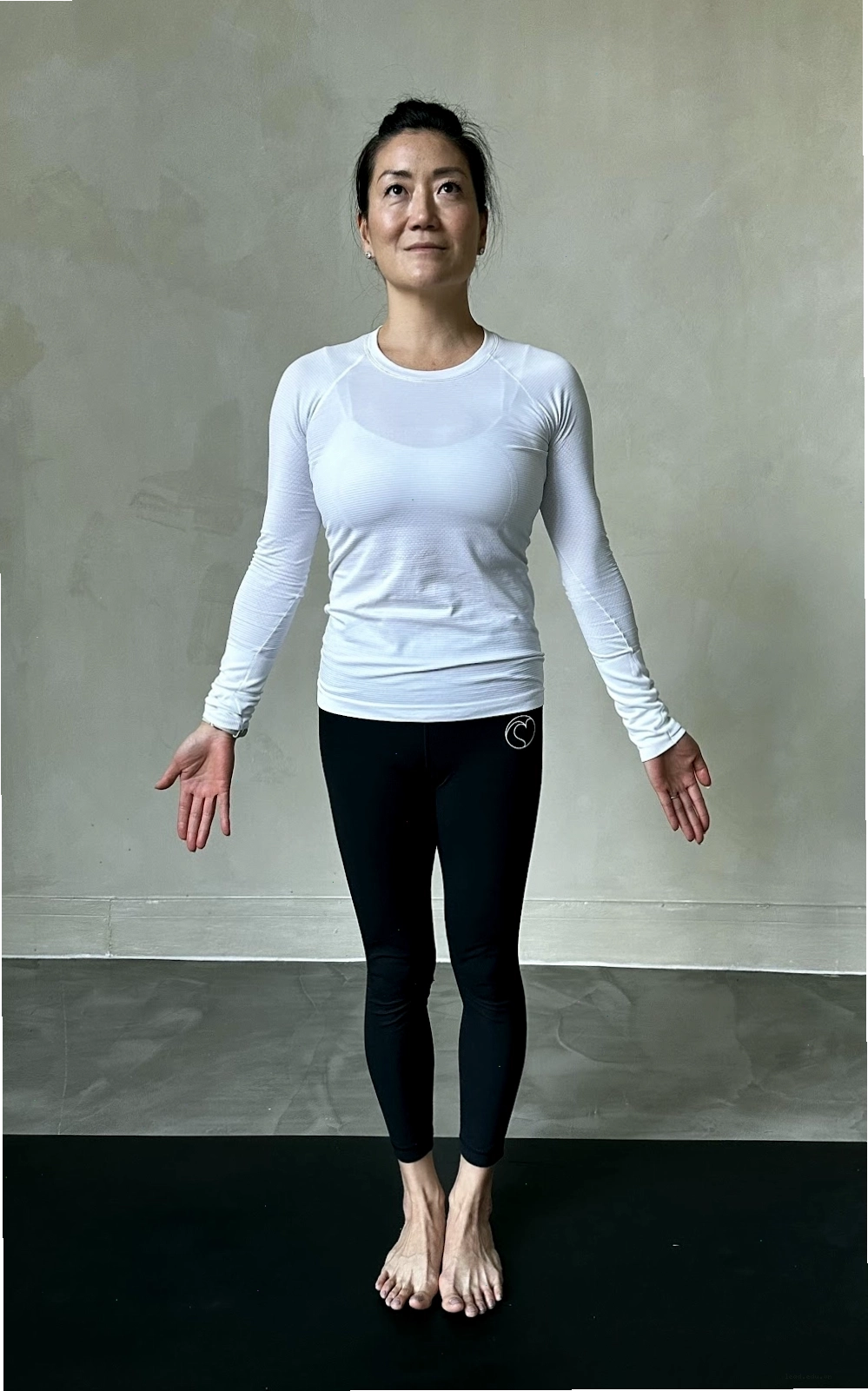 Một người phụ nữ thực hiện chuỗi tư thế Mèo - Bò trong yoga