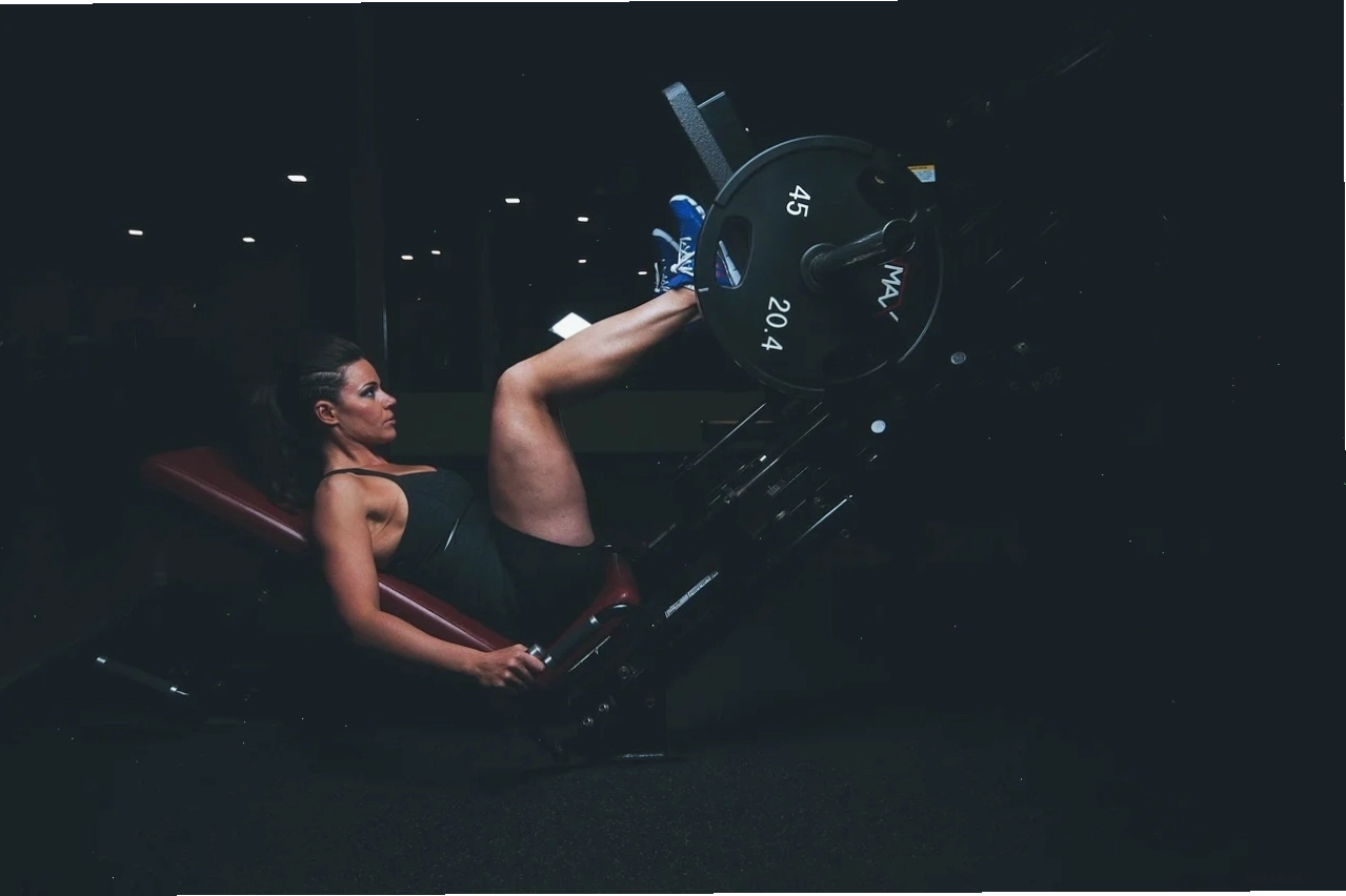 Một phụ nữ đang tập luyện tại phòng gym