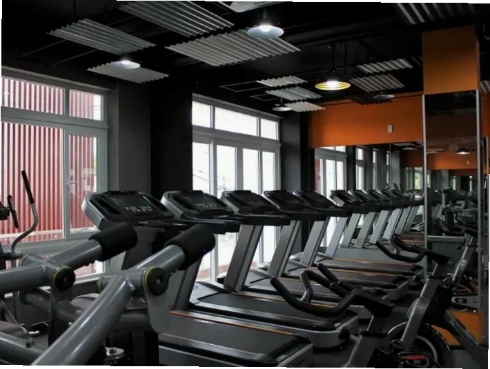 Nam giới tập luyện với tạ tại phòng gym theo ngày