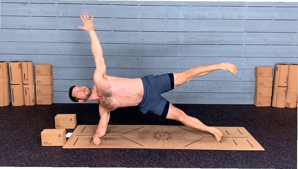 Nam giới tập tư thế con thuyền (Boat Pose) trong bài tập yoga buổi sáng
