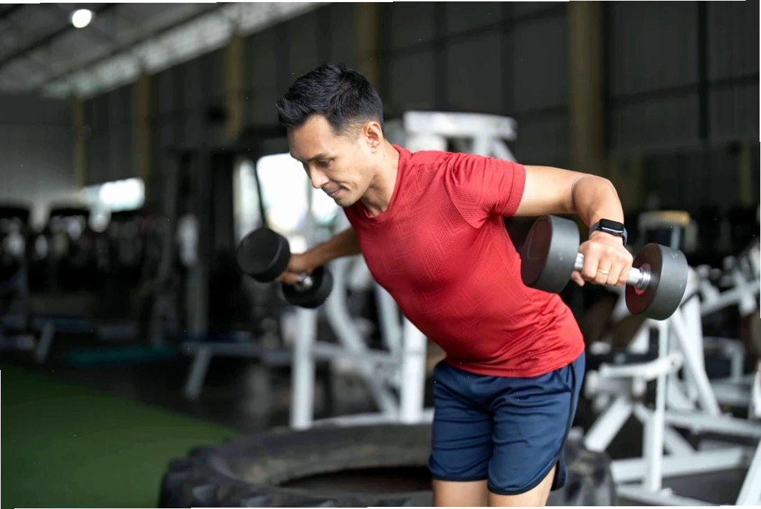 Nam giới thực hiện bài tập dumbbell fly đứng