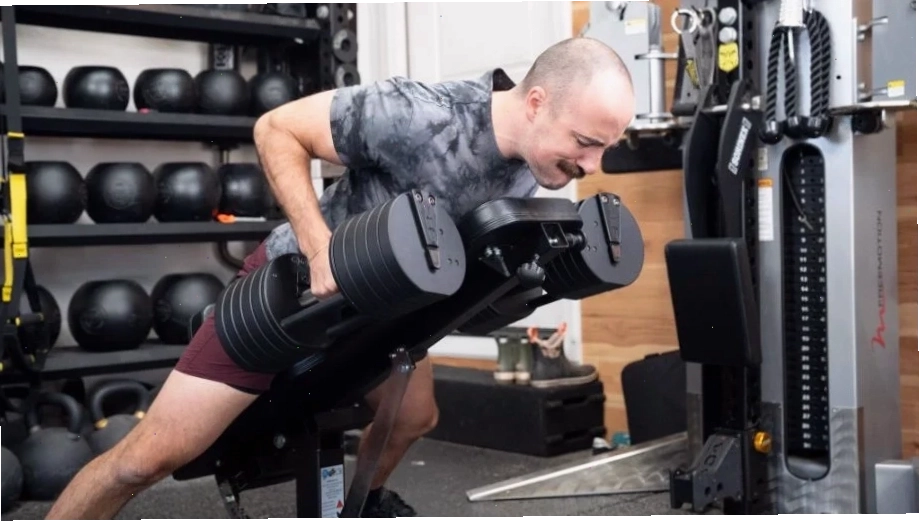 Nam giới thực hiện bài tập Dumbbell Pullover với tạ đơn