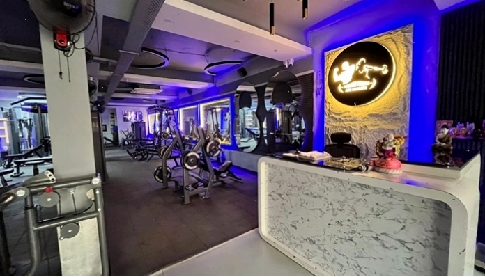 Nam giới thực hiện bài tập tạ trong không gian phòng gym hiện đại