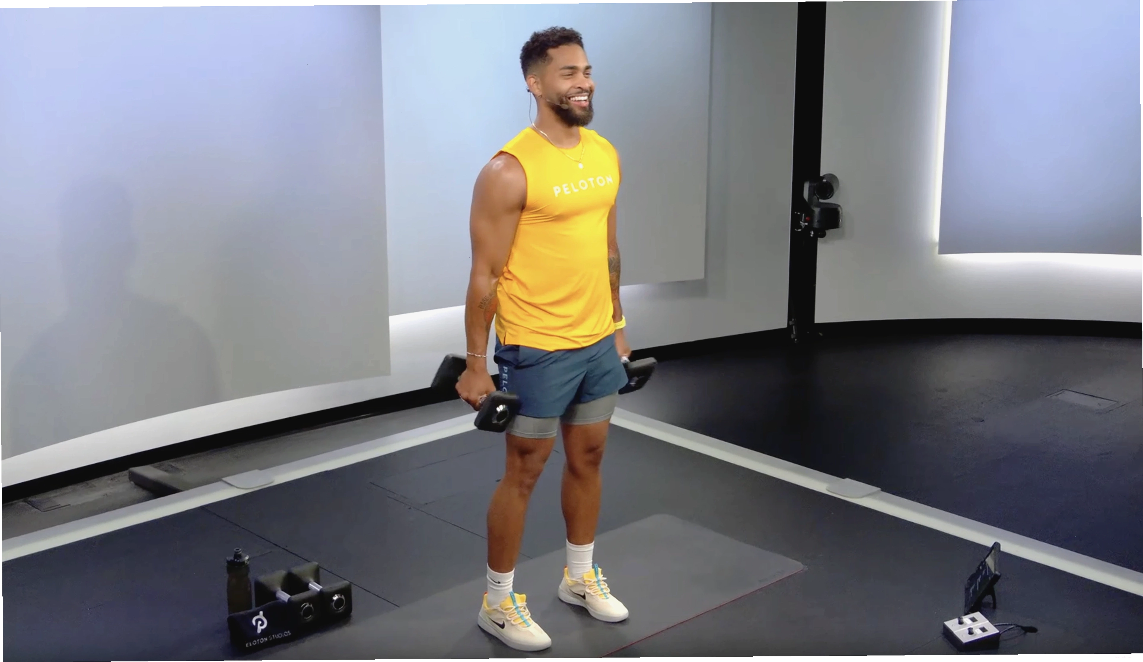 Nam giới thực hiện động tác dumbbell front lateral raises