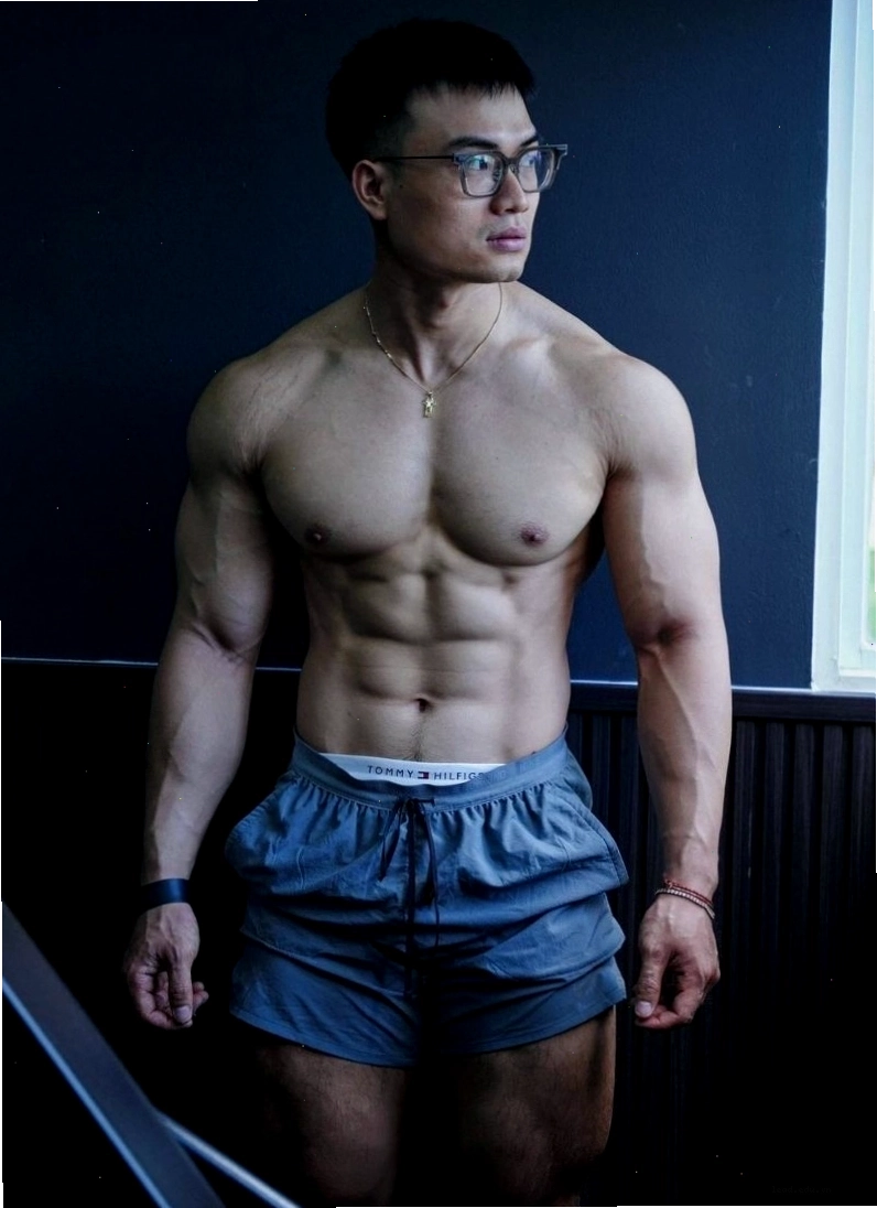 Nam thần tập gym với cơ bụng nổi khối rõ ràng và vóc dáng cân đối đầy thu hút