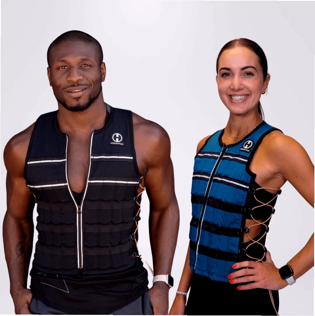 Nam và nữ người mẫu thể hình mặc áo tạ Hyper Vest ELITE màu đen và xanh