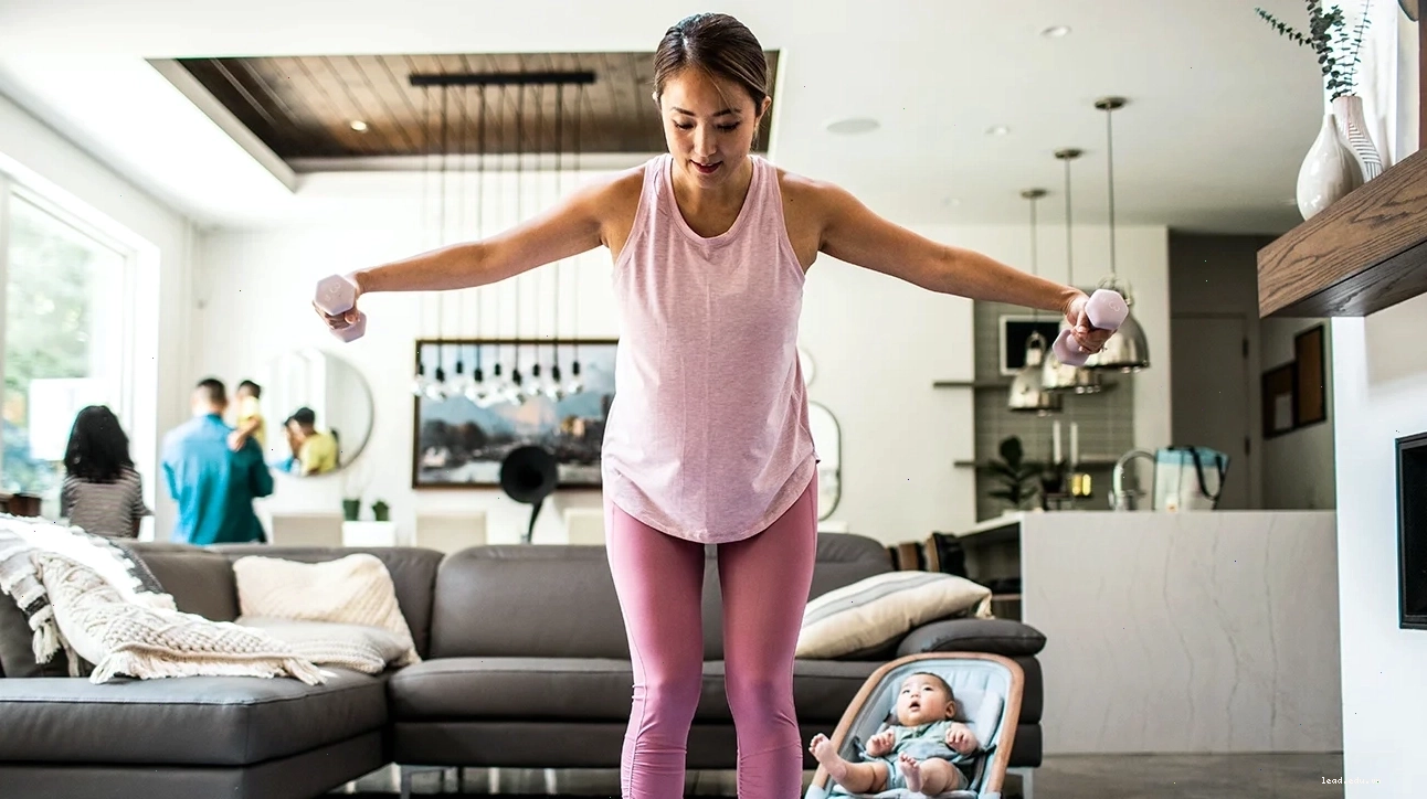 Nâng tạ ngang khi gập người là bài tập vai sau hiệu quả