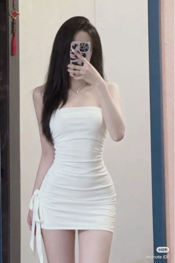 Nàng thơ mặc váy body trắng khoe tỷ lệ chân dài và tỉ lệ vàng