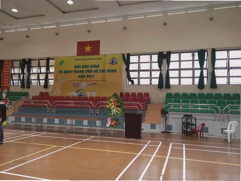 Người chơi đang thi đấu trên sân cầu lông số 8 Phan Đăng Lưu