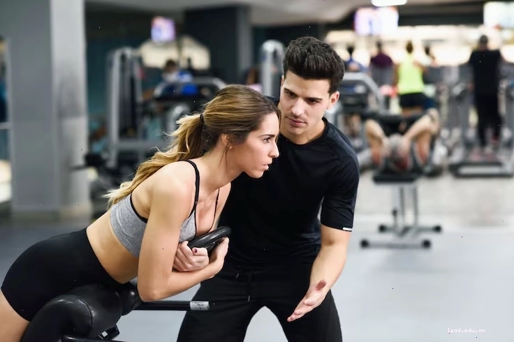 Người đàn ông đạt được thành tích trong phòng gym