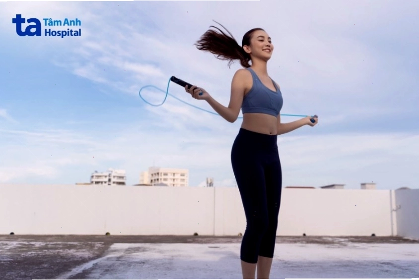 Người đang nhảy dây để giảm mỡ bụng