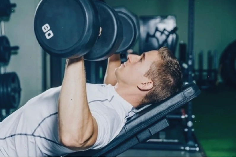 Người đang tập luyện với tạ tại phòng gym