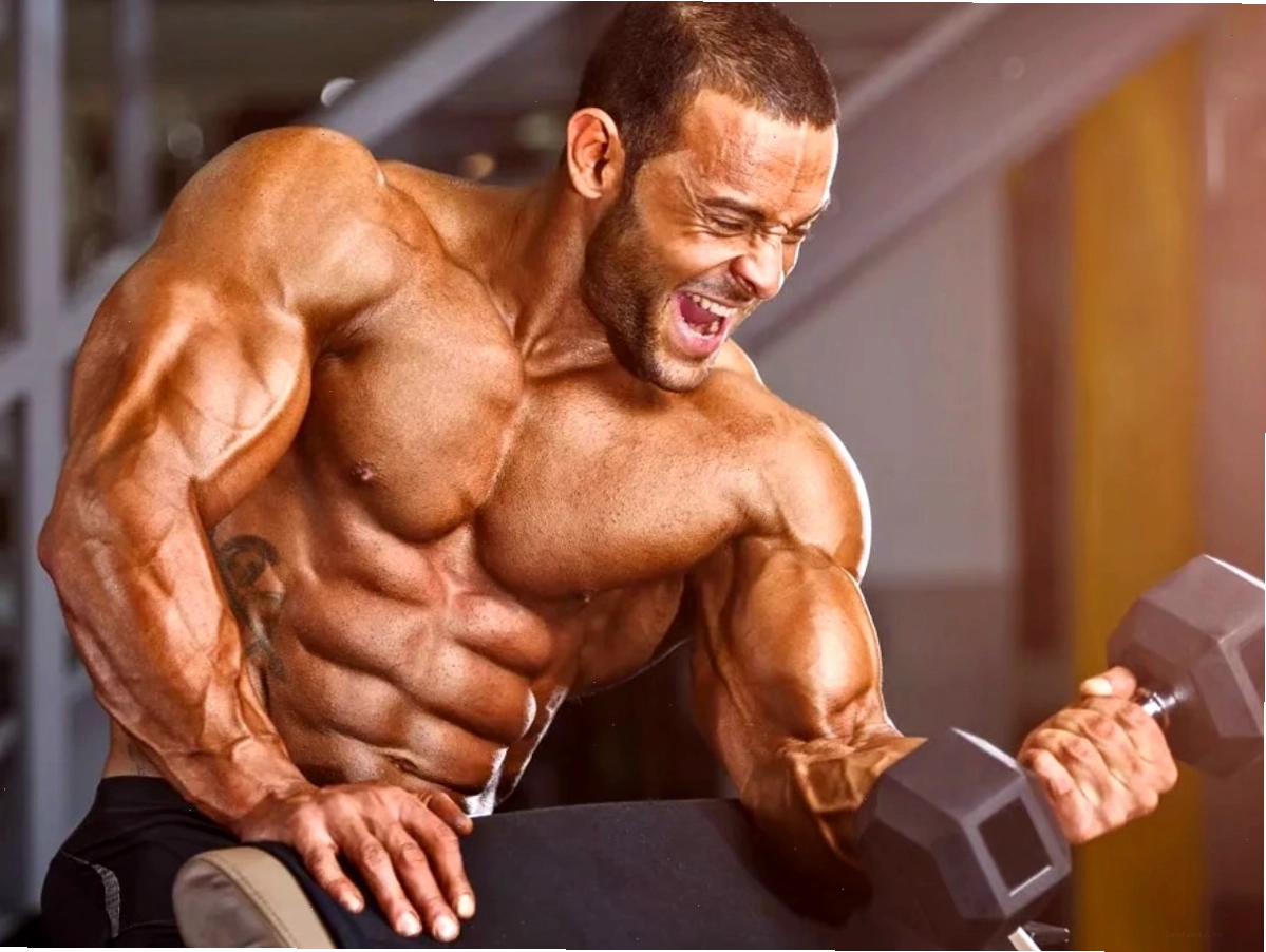 Người đang thực hiện bài tập Decline Push-up