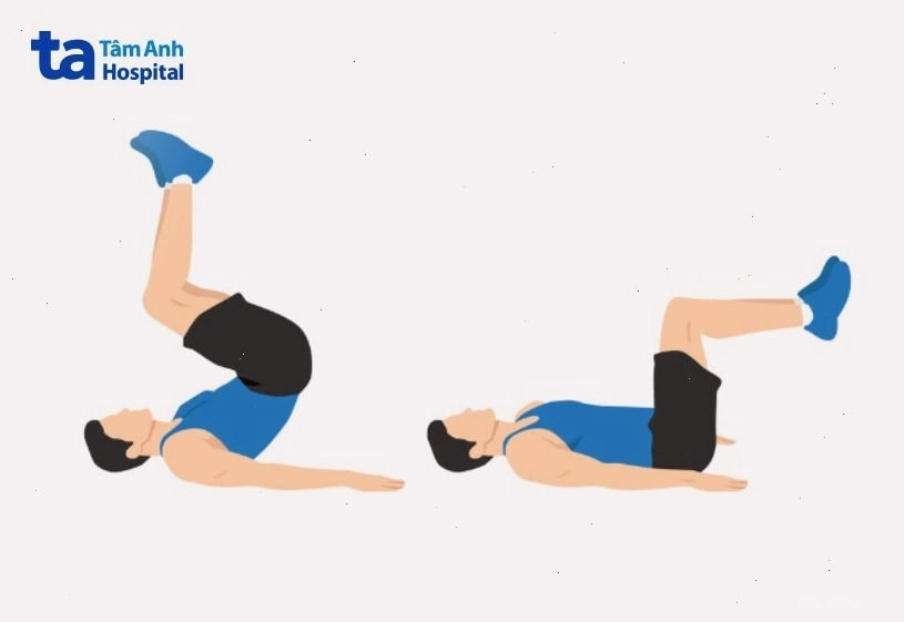 Người đang thực hiện bài tập gập bụng ngược (reverse crunch)