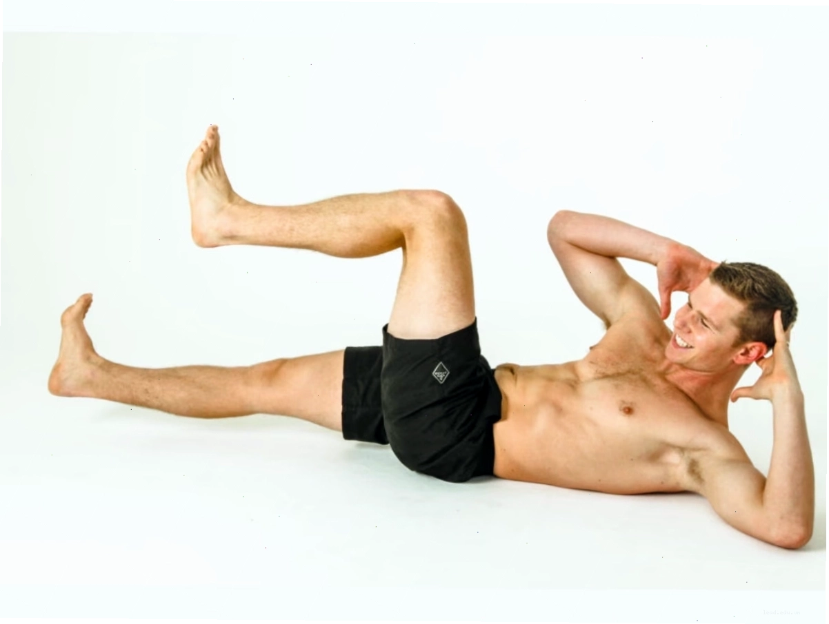 Người đang thực hiện động tác Bicycle Crunches với chân và tay luân phiên co duỗi