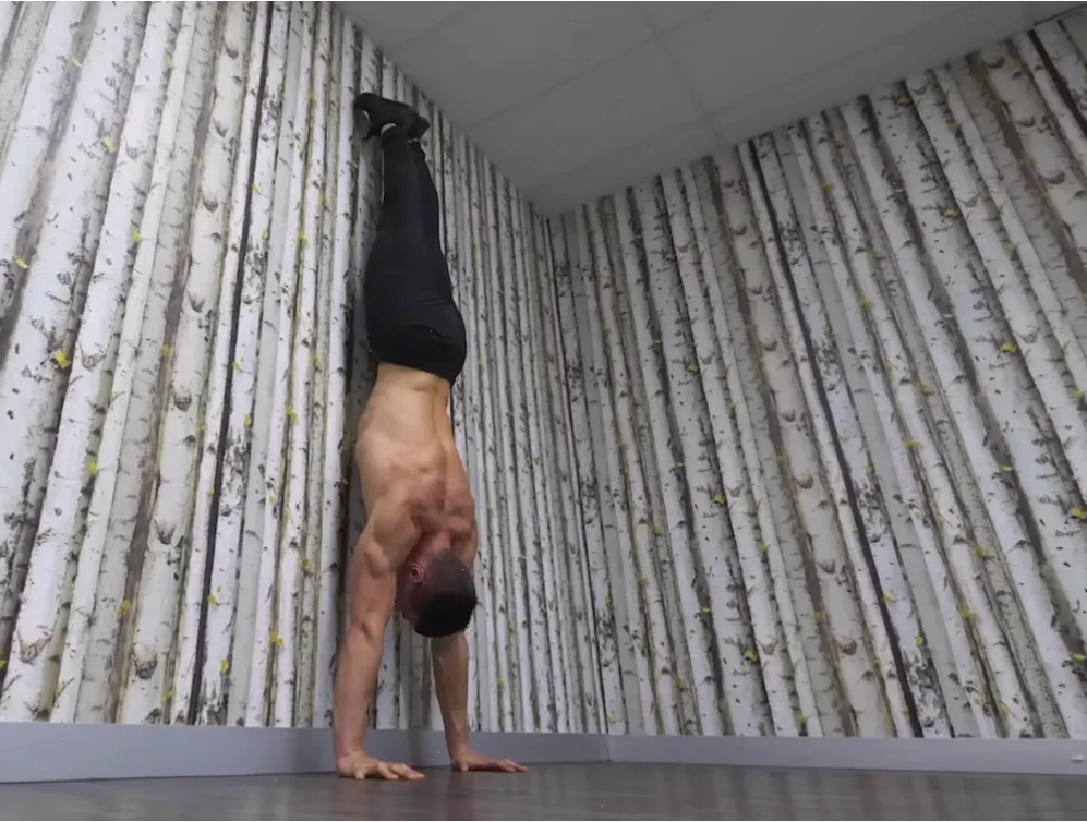 Người đang thực hiện tư thế tấm ván ngược Reverse Plank Hold