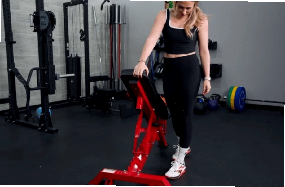 Người dùng đang điều chỉnh góc nghiêng của mặt ghế trên Major Fitness Adjustable Bench