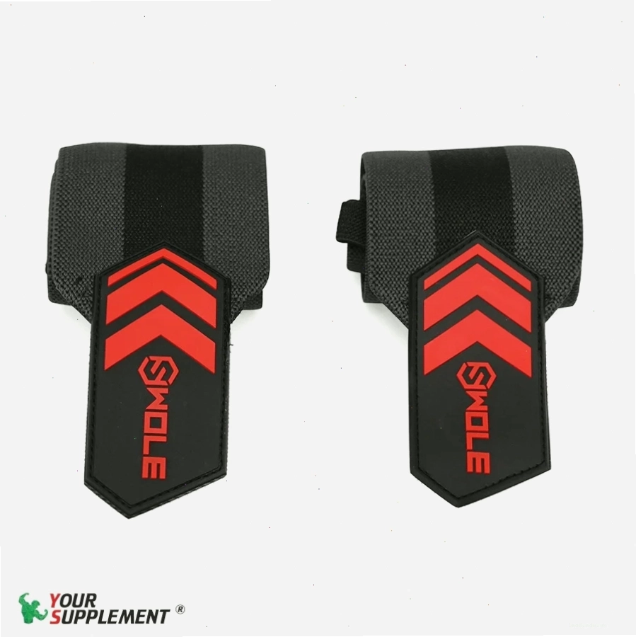 Người dùng đang quấn wrist wrap vào cổ tay trước khi tập luyện