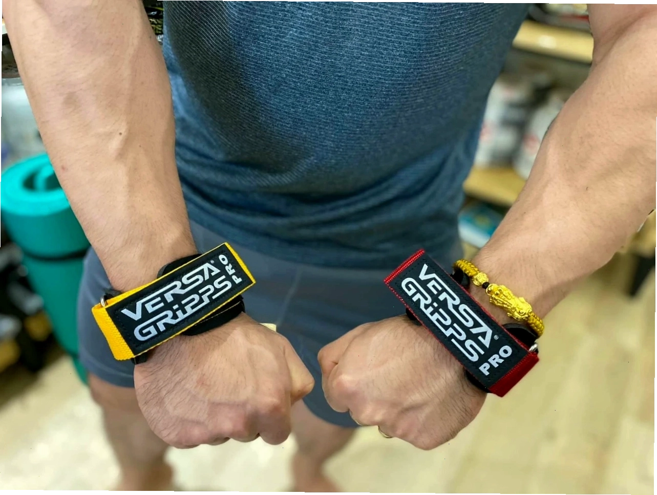 Người dùng tập luyện với Versa Gripps