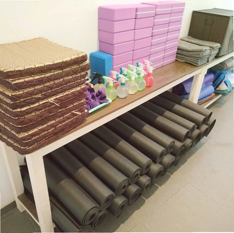 Người phụ nữ đang thực hiện động tác barre cơ bản