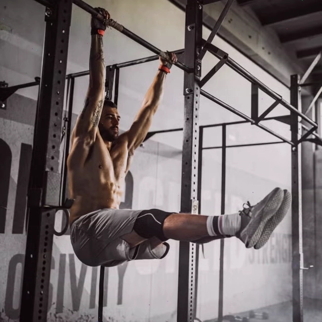 Người phụ nữ tập plank tại nhà, thể hiện bài tập abs workout at home hiệu quả