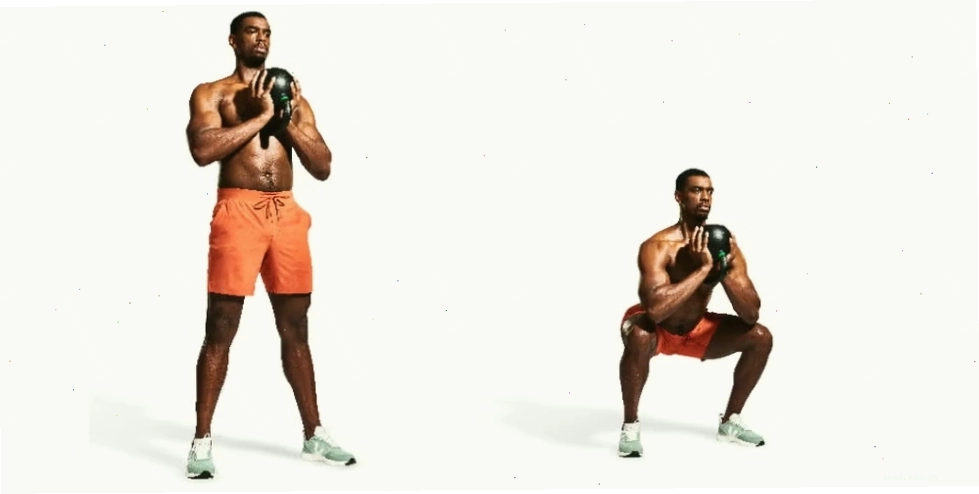 Người phụ nữ thực hiện bài tập Goblet Squat với tạ chuông, tập trung vào sức mạnh đôi chân.